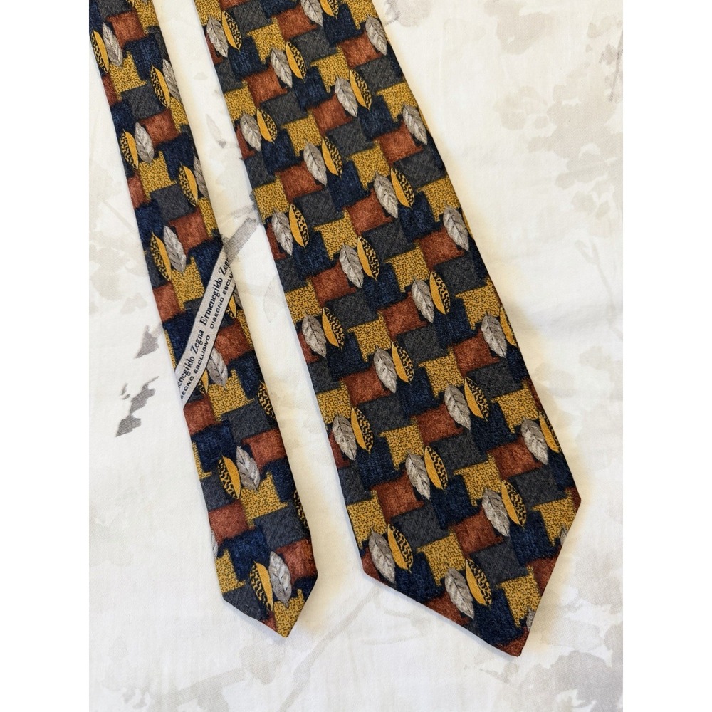 Ermenegildo Zegna 	Vintage Geometric Feather Print 100% Silk Tie Designer Luxury